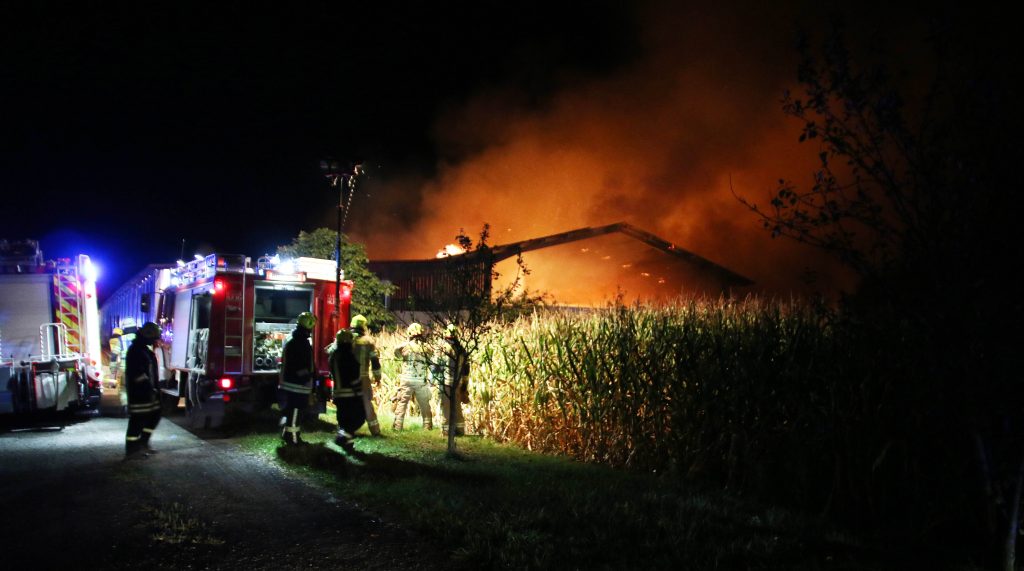 Großbrand Strohlagerhalle in Anreppen