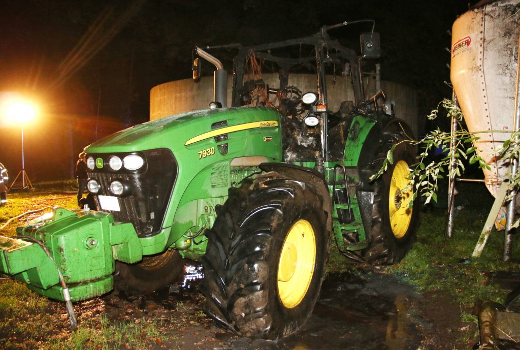 Traktorbrand nahe Stallgebäude