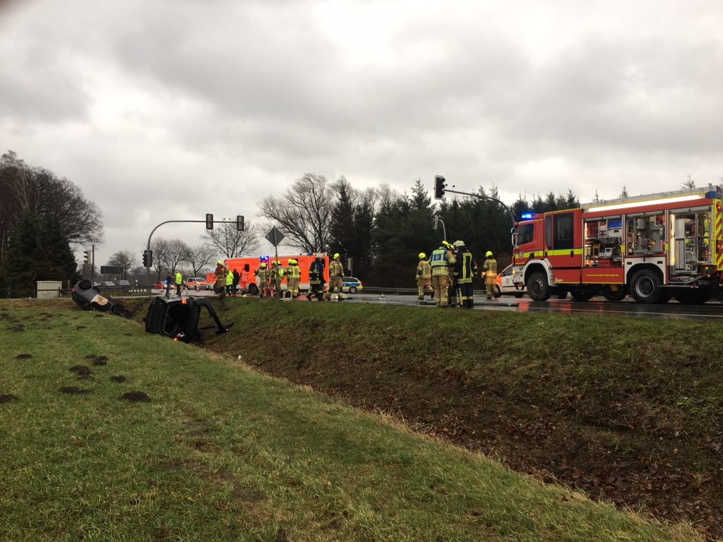 Sturmschäden und schwerer Verkehrsunfall auf B64