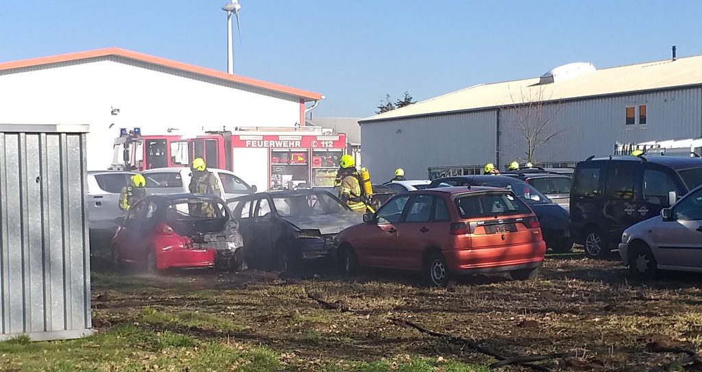 Feuer zerstört 3 Gebrauchwagen in Westenholz