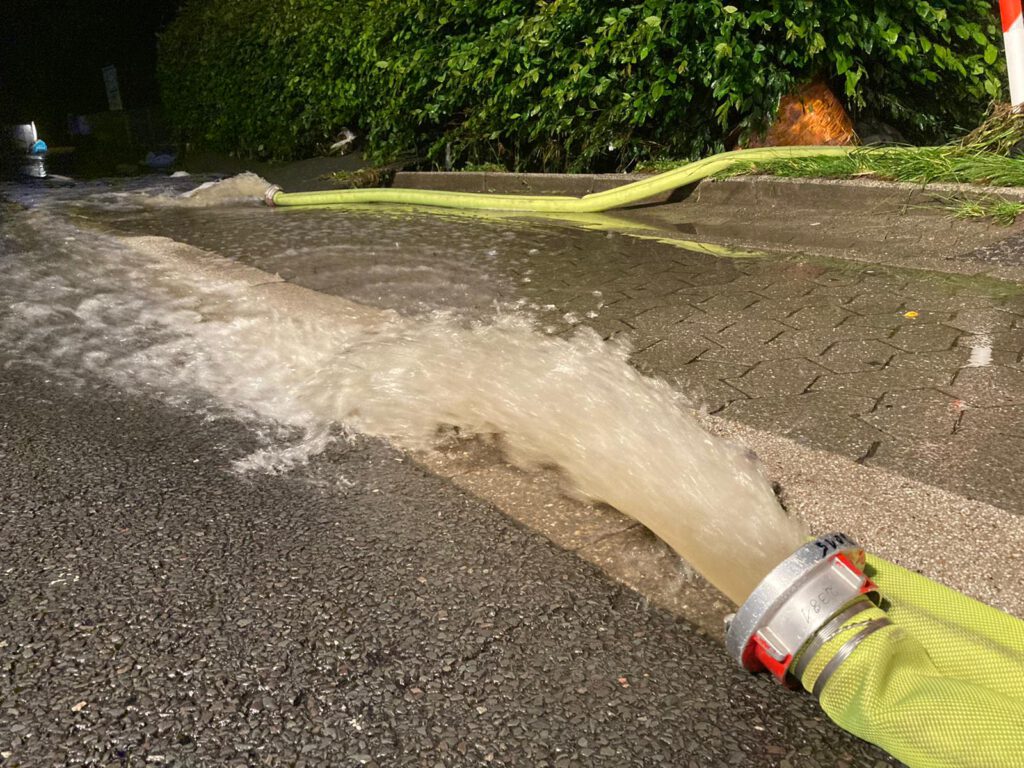 Überörtliche Hilfeleistung in Hochwassergebiet