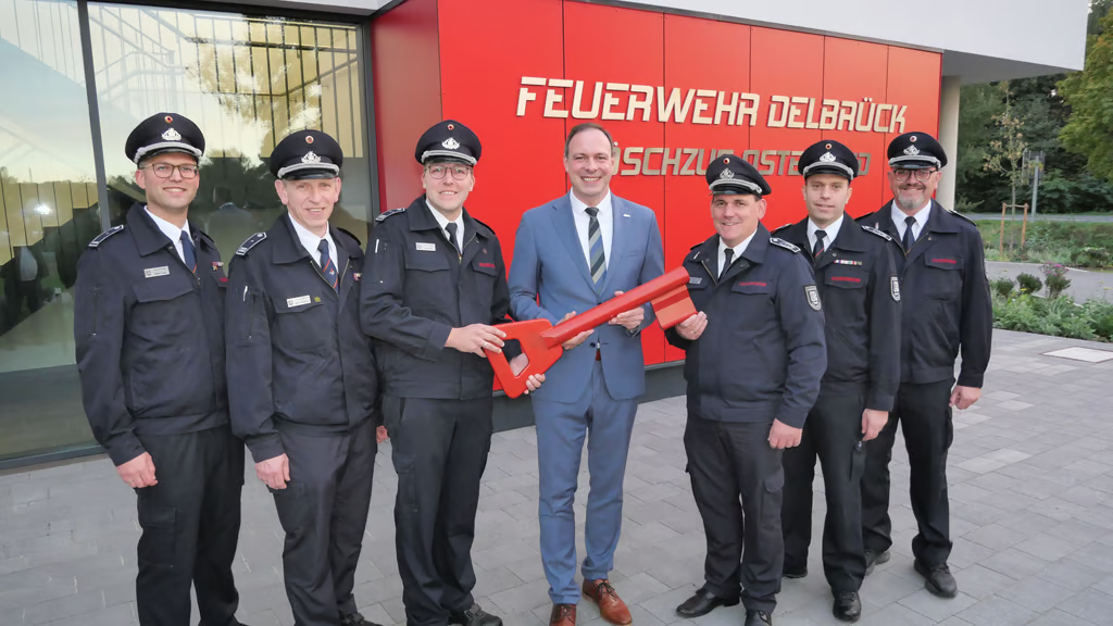 Schlüssel für neues Feuerwehr-Gerätehaus übergeben